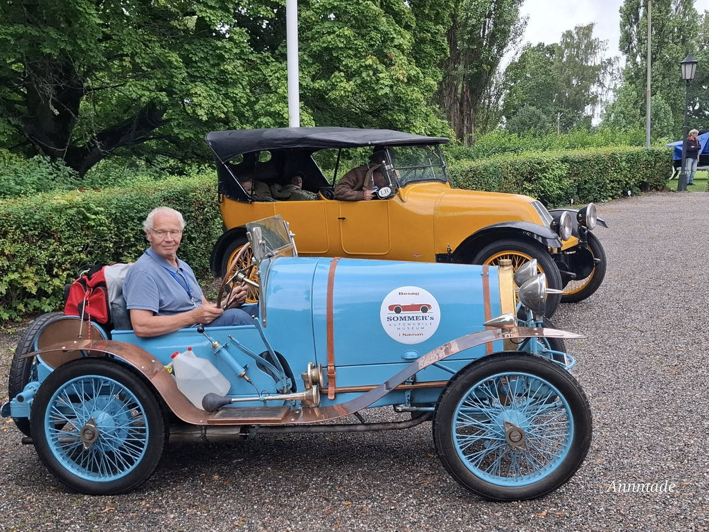 Start nr. 41 – Bugatti Type 13 Brescia fra 1923 - Type 13 fik tilnavnet Brescia , efter succes i 1921 i Brescia løbet af samme navn, og grundlagde hermed mærkets berømmelse i motorsport. Motor 4cylindret på knap 1400cc og 4 ventiler pr cylinder. Effekt ca. 40Hk. Vægt 650kg. Genopbygget i 50erne i England og forsynet med sportspræget karosseri i starten af 70erne af engelske Bugattiekspert Peter Hampton, og forsynet med kobberskærme og bensintank – Kørt af Michael Elsberg og Anette Elsberg fra Vanløse
(Foto: Arkivbillede fra Dansk Veteranbil Klub og Strib Automobilmuseum)